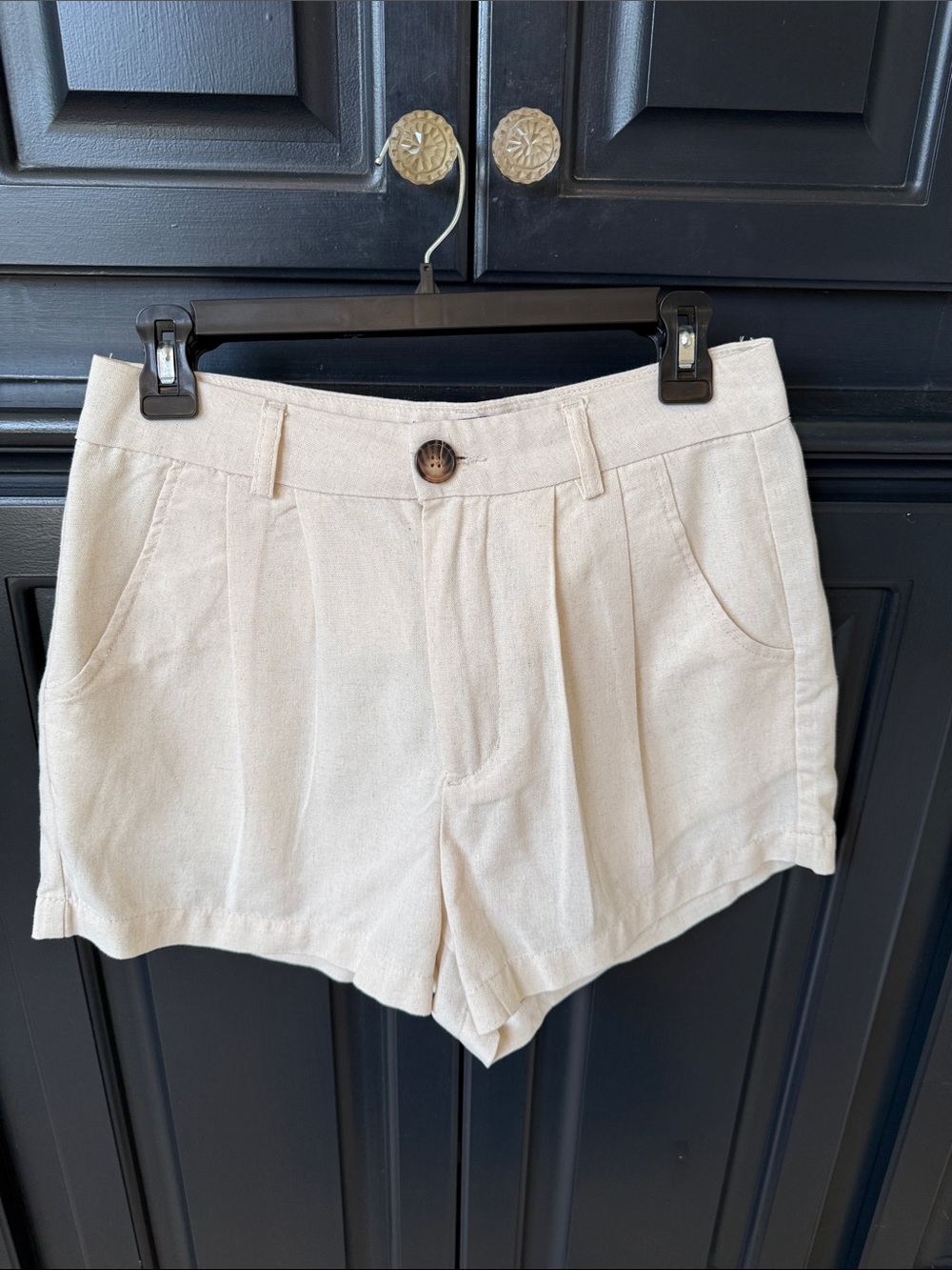 Linen Women's Cream Pleated Linen-Blend Shorts size Medium